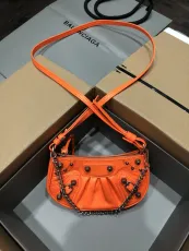 バレンシアガバッグBALENCIAGA BALENCIAGA 2023年新作 高品質 Le Cagole ミニ ハーフクレセント 脇バッグ メッセンジャーバッグ 900650