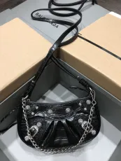バレンシアガバッグBALENCIAGA BALENCIAGA 2023年新作 高品質 Le Cagole ミニ ハーフクレセント 脇バッグ メッセンジャーバッグ 900650