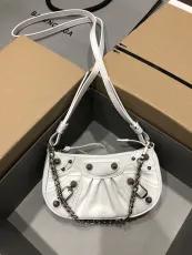 バレンシアガバッグBALENCIAGA BALENCIAGA 2023年新作 高品質 Le Cagole ミニ ハーフクレセント 脇バッグ メッセンジャーバッグ 900650
