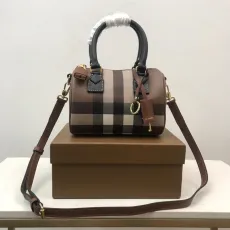 バーバリーバッグBURBERRY 2023年新作 高品質 イタリア製 リファインド ボーリングバッグ 900450