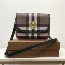バーバリーバッグBURBERRY 2023年新作 高品質 カレッジ風 クロスボディバッグ 900680