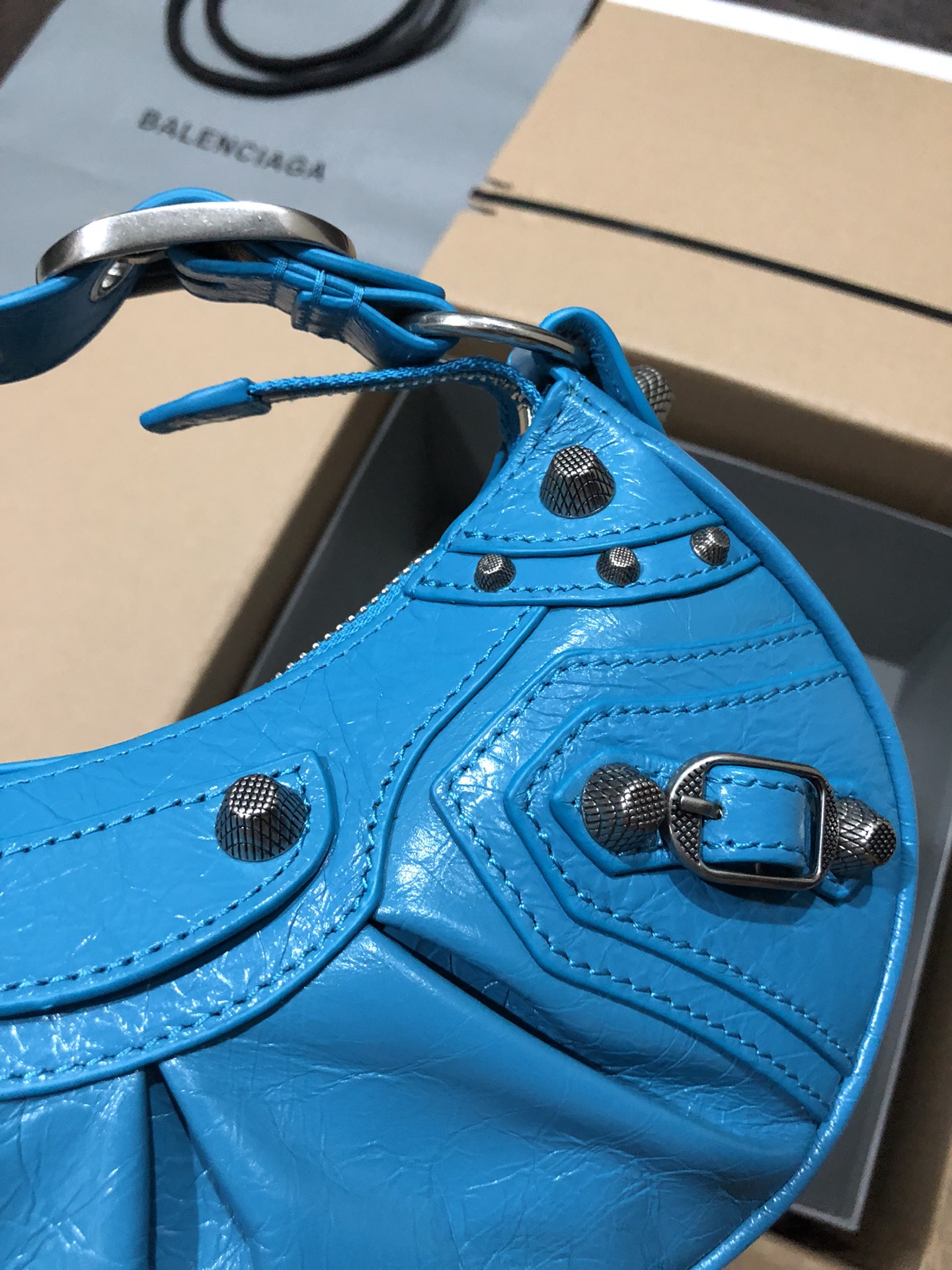 バレンシアガバッグBALENCIAGA 2023年新作 高品質 ル・カーゴール 半三日月脇団子バッグ 900800