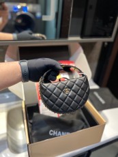 シャネルバッグCHANEL 2023年新作 ハーフムーンバッグ