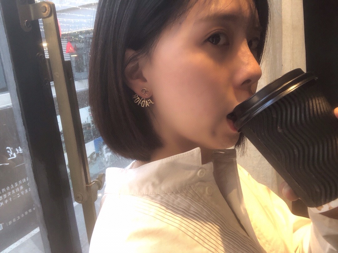 ディオールピアスDIOR 2023 新作 ビー アシンメトリー スタッド ピアス