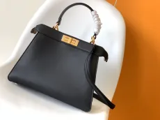 フェンディバッグFENDI 2023年新作 高品質 コニック ピーカブー ISeeU ミディアム ハンドバッグ 8321AGN