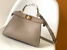 フェンディバッグFENDI 2023年新作 高品質 円錐形ピーカブー ISeeU スモール ハンドバッグ 8327AGN