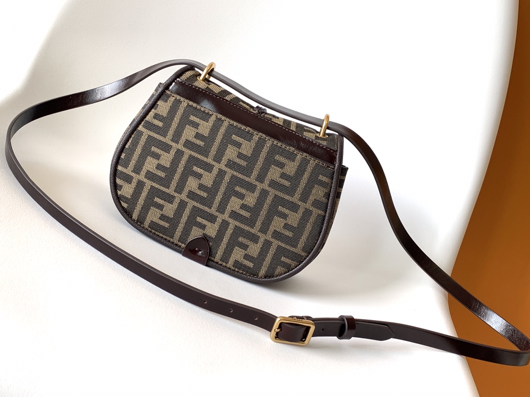 フェンディバッグFENDI 2023年新作 高品質 カモン メッセンジャーバッグ 8602AGN