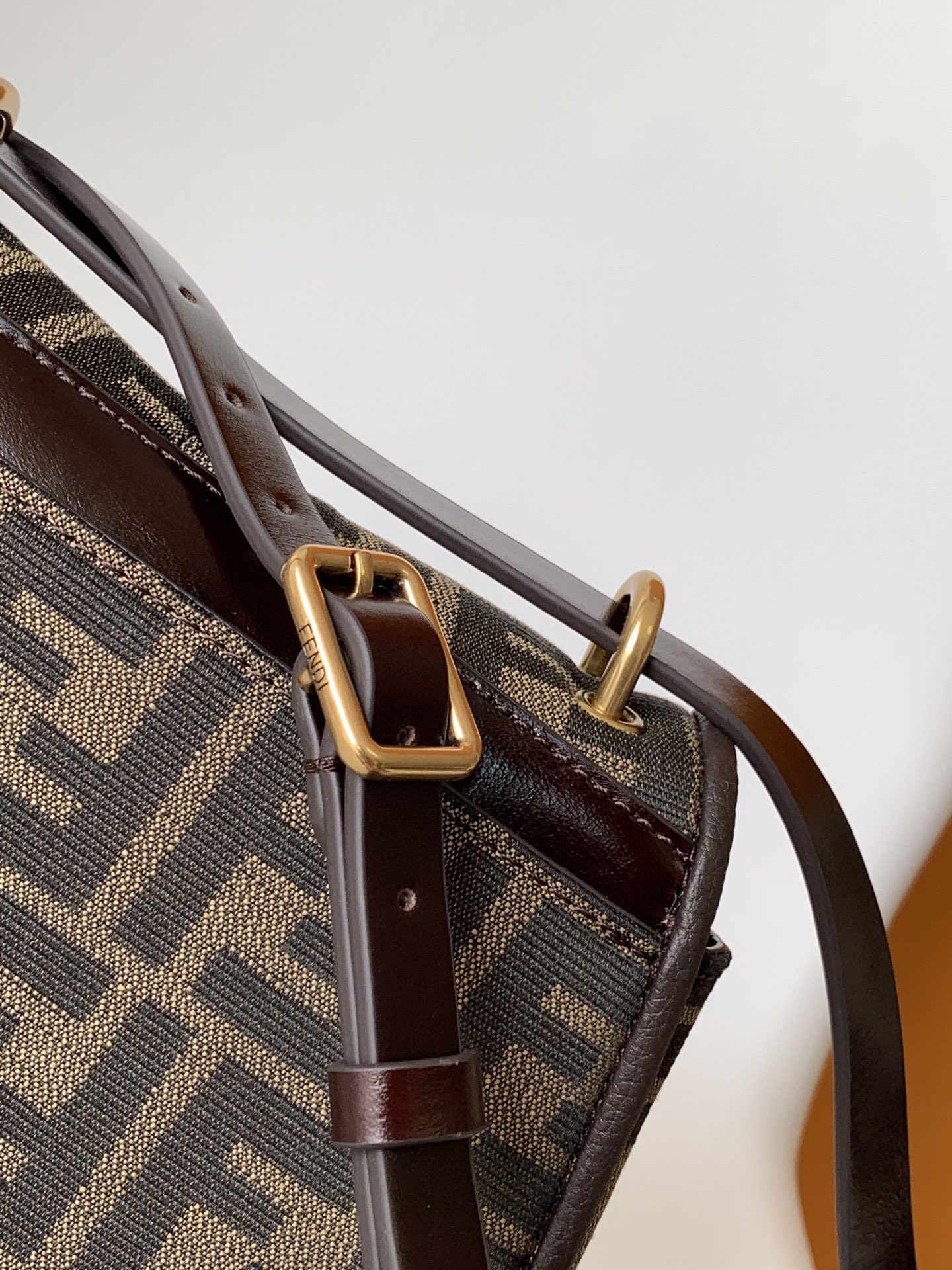 フェンディバッグFENDI 2023年新作 高品質 カモン メッセンジャーバッグ 8602AGN