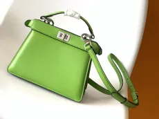 フェンディバッグFENDI 2023年新作 高品質 コニック ピーカブー ISeeU ミニ メッセンジャーバッグ 6806AGN