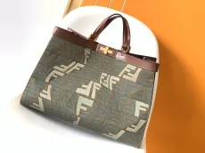 フェンディバッグFENDI 2023年新作 高品質 ピーカブーXトート ハンドバッグ 8374AGN