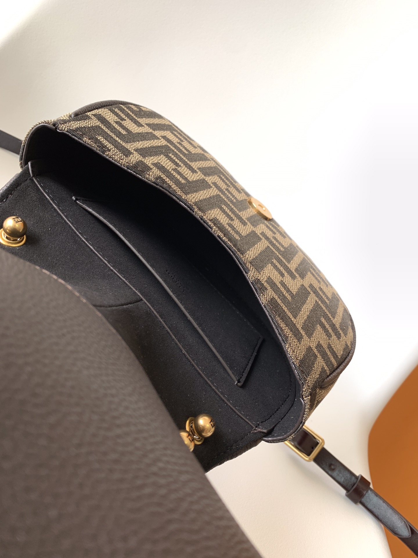 フェンディバッグFENDI 2023年新作 高品質 カモン メッセンジャーバッグ 8602AGN