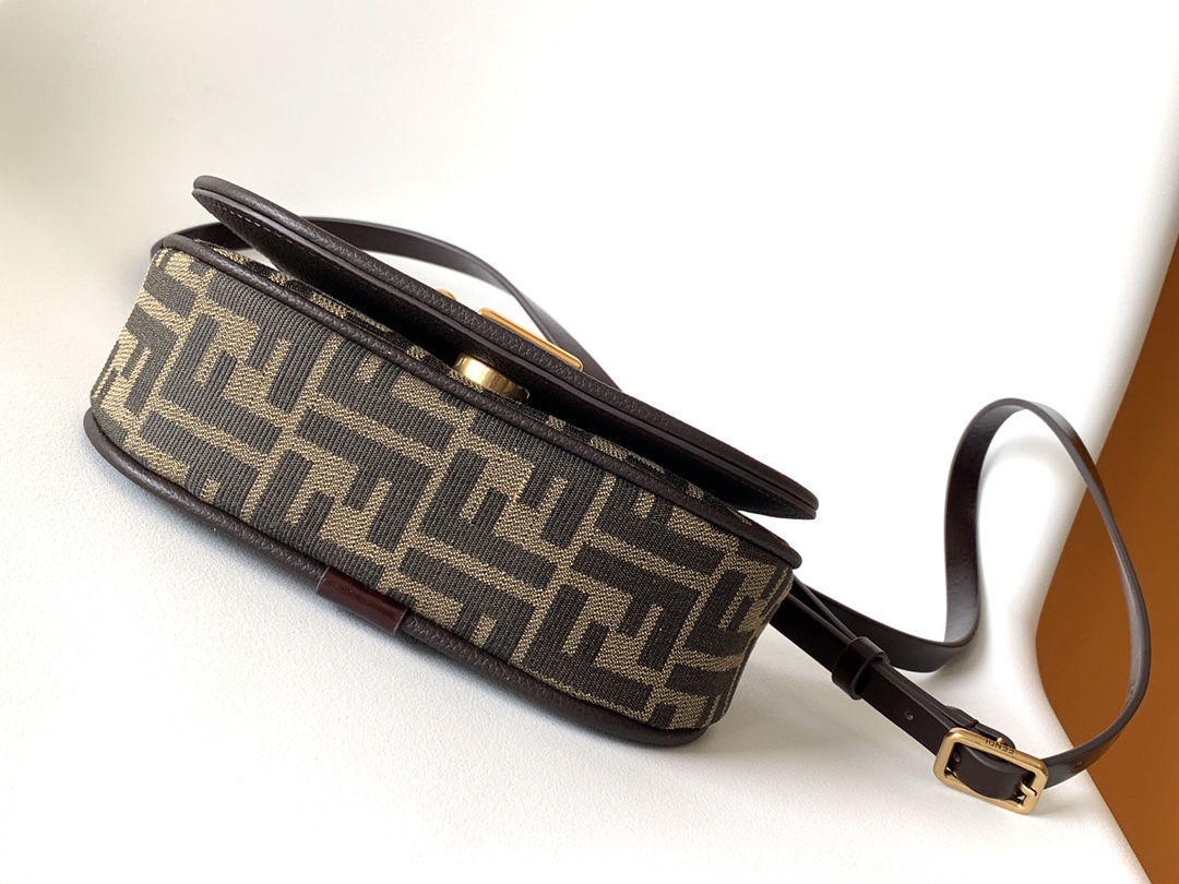 フェンディバッグFENDI 2023年新作 高品質 カモン メッセンジャーバッグ 8602AGN