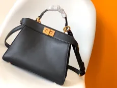 フェンディバッグFENDI 2023年新作 高品質 円錐形ピーカブー ISeeU スモール ハンドバッグ 8327AGN