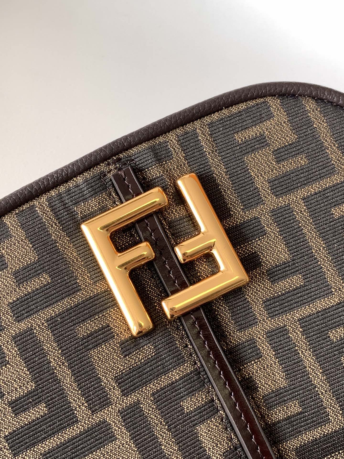 フェンディバッグFENDI 2023年新作 高品質 カモン メッセンジャーバッグ 8602AGN