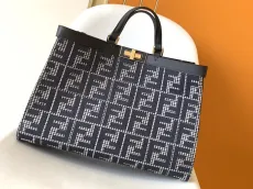 フェンディバッグFENDI 2023年新作 高品質 ピーカブーXトート ハンドバッグ 8374AGN