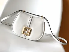フェンディバッグFENDI 2023年新作 高品質 カモン メッセンジャーバッグ 8602AGN