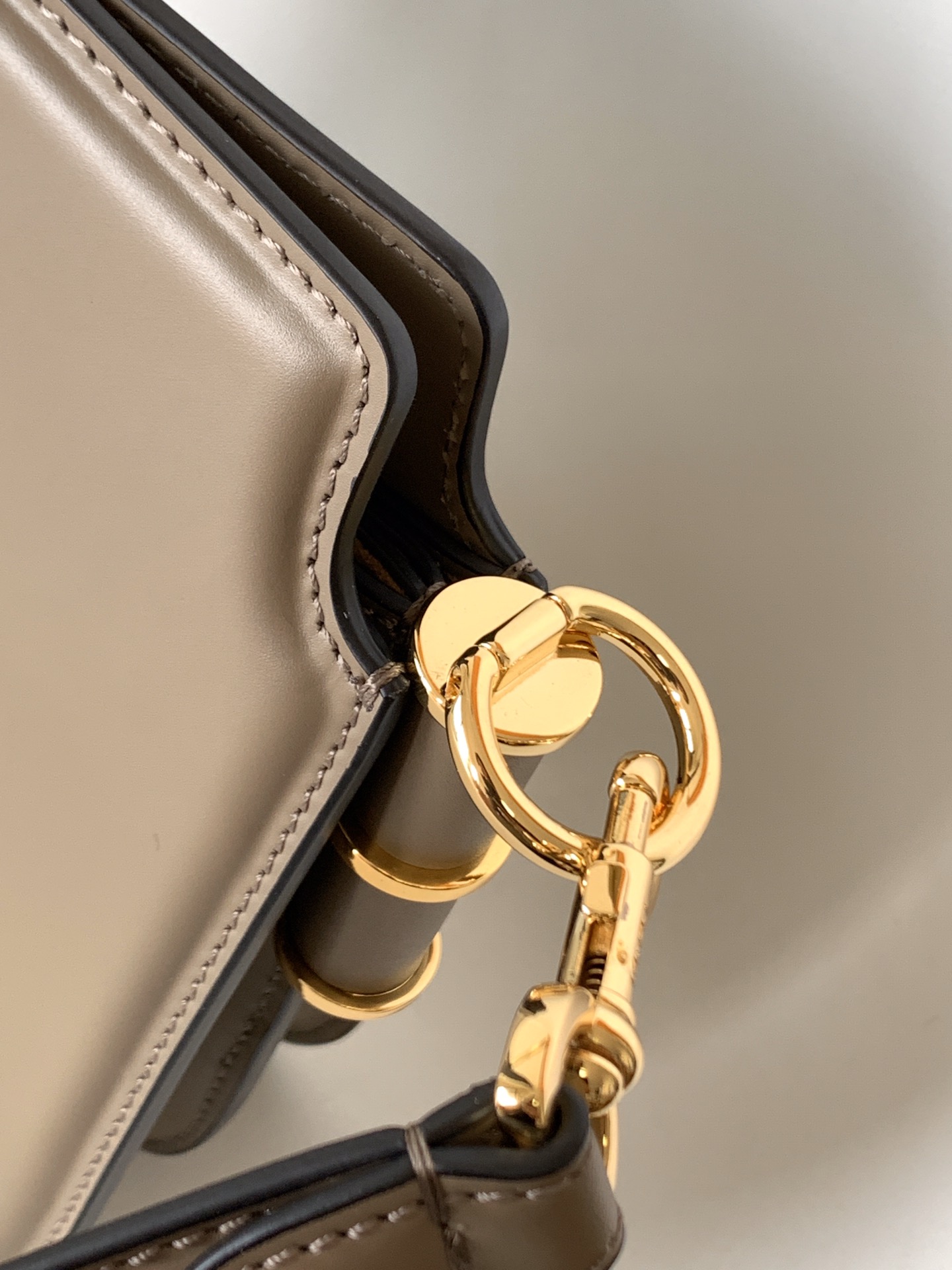 フェンディバッグFENDI 2023年新作 高級タッチオルガン ハンドバッグ 8349AGN