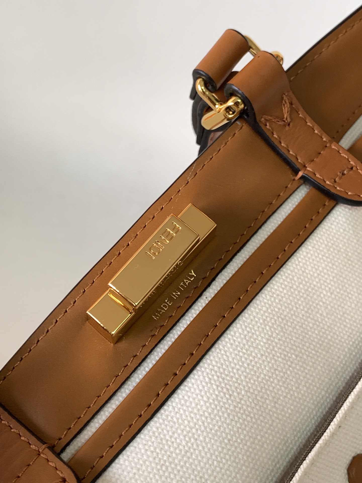 フェンディバッグFENDI 2023年新作 高品質 ピーカブーXトート ハンドバッグ 8870-2AGN
