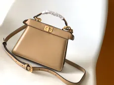 フェンディバッグFENDI 2023年新作 高品質 コニック ピーカブー ISeeU ミニ メッセンジャーバッグ 6806AGN