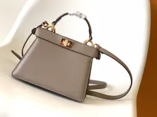 フェンディバッグFENDI 2023年新作 高品質 コニック ピーカブー ISeeU ミニ メッセンジャーバッグ 6806AGN