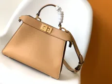 フェンディバッグFENDI 2023年新作 高品質 円錐形ピーカブー ISeeU スモール ハンドバッグ 8327AGN