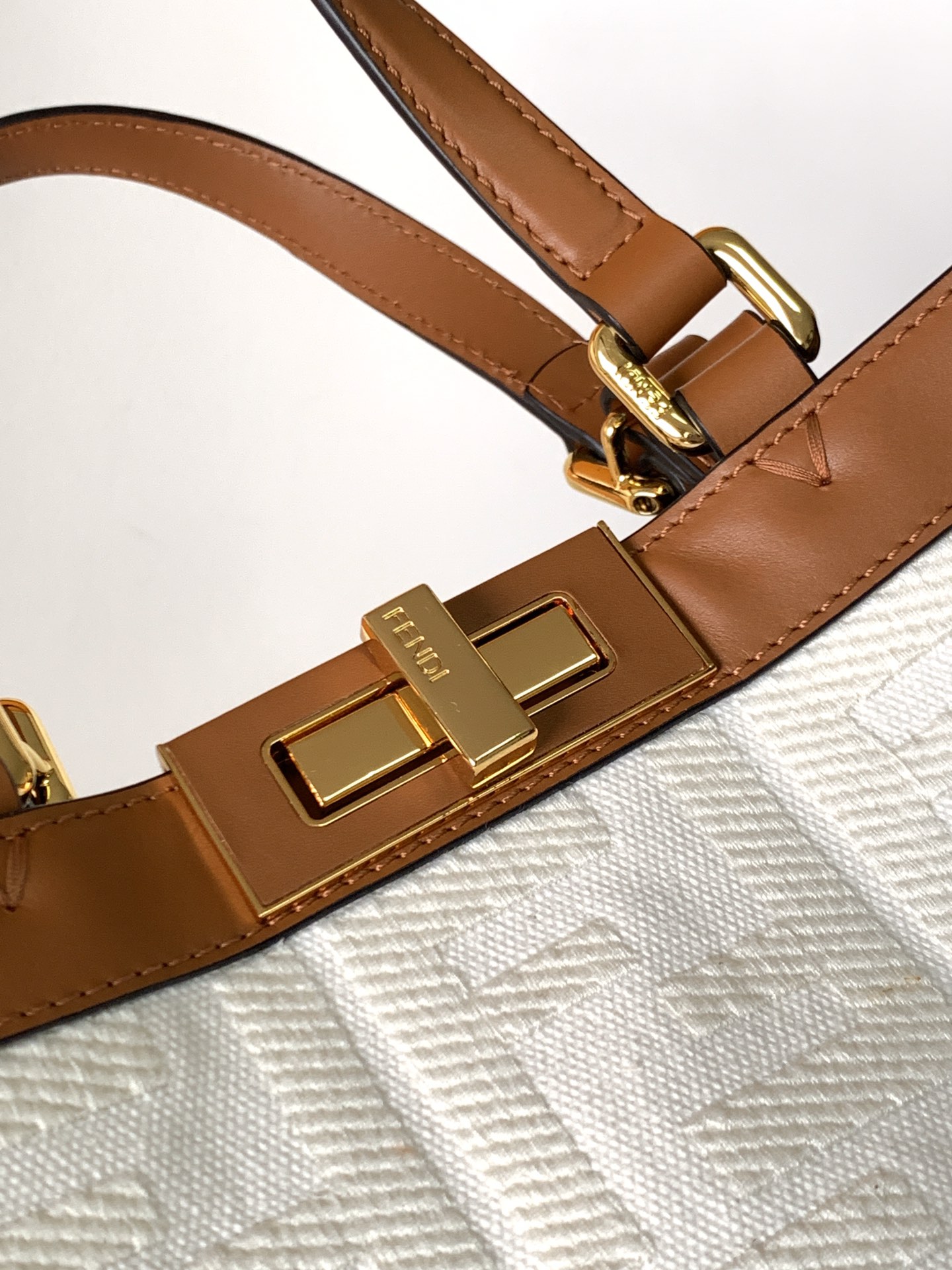 フェンディバッグFENDI 2023年新作 高品質 ピーカブーXトート ハンドバッグ 8870-2AGN