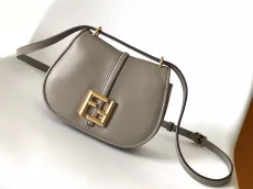 フェンディバッグFENDI 2023年新作 高品質 カモン メッセンジャーバッグ 8602AGN