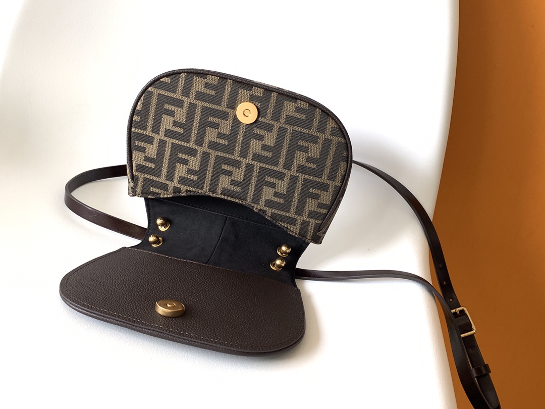 フェンディバッグFENDI 2023年新作 高品質 カモン メッセンジャーバッグ 8602AGN
