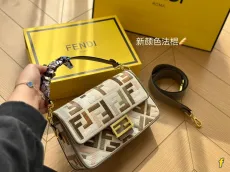フェンディバッグFENDI 2023新作クロスボディバッグ
