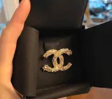 シャネルブローチCHANEL 2023年新作 クリスタル ダイヤモンド パール ブローチ