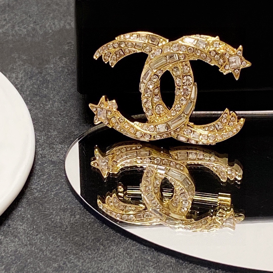 シャネルブローチCHANEL 2023年新作 クリスタル ダイヤモンド パール ブローチ