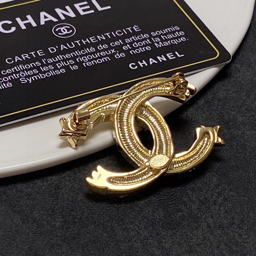 シャネルブローチCHANEL 2023年新作 クリスタル ダイヤモンド パール ブローチ