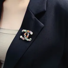シャネルブローチCHANEL 2023年新作 クリスタル ダイヤモンド パール ブローチ