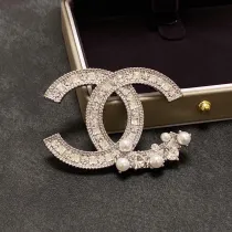 シャネルブローチCHANEL 2023年新作 クリスタル ダイヤモンド パール ブローチ