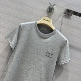 ミュウミュウ服Miu Miu  2023新作 ワッペン刺繍文字 プレミアムグレー 半袖Tシャツ