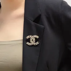 シャネルブローチCHANEL 2023 新作 ダイヤモンド中空CHANELブローチ