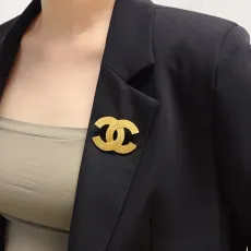 シャネルブローチCHANEL 2023年新作 ゴールド刻印文字 CHANELブローチ