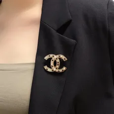 シャネルブローチCHANEL 2023年新作 ダイヤモンド＆パールブローチ