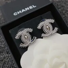 シャネルピアスCHANEL 2023年新作 ダイヤモンド付き ダブルC レジン スタッド ピアス