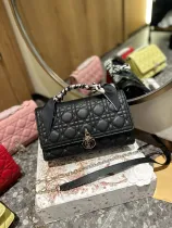ディオールバッグDIOR 2023 新作パール クラッチ