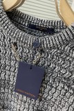 ルイヴィトン服LOUIS VUITTON 2023年新作、厚手のニットセーターをあしらった胸元のネックレス