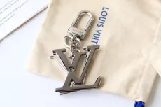 ルイヴィトンキーホルダー LOUIS VUITTON 2024新作 シルバーペンダントキーホルダー