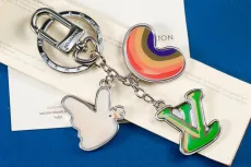 ルイヴィトンキーホルダー LOUIS VUITTON 2024新作 シルバーペンダントキーホルダー