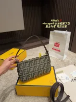 フェンディバッグ FENDI 2024新作 中世のバゲット脇の下バッグ