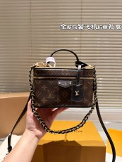 ルイヴィトンバッグ LOUIS VUITTON 2024新作 Vanity Chain Pouch  ハンドバッグ