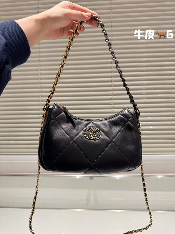 シャネルバッグ CHANEL 2024新作 三日月型バッグ