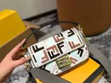 フェンディバッグ FENDI 2024新作 刺繍入りバゲットバッグ