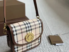 バーバリーバッグ BURBERRY 2024新作 マグメッセンジャーバッグ
