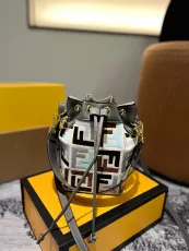 フェンディバッグ FENDI 2024新作 刺繍入りバケットバッグ