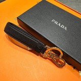 プラダキーホルダー PRADA  2024新作 革のキーホルダー